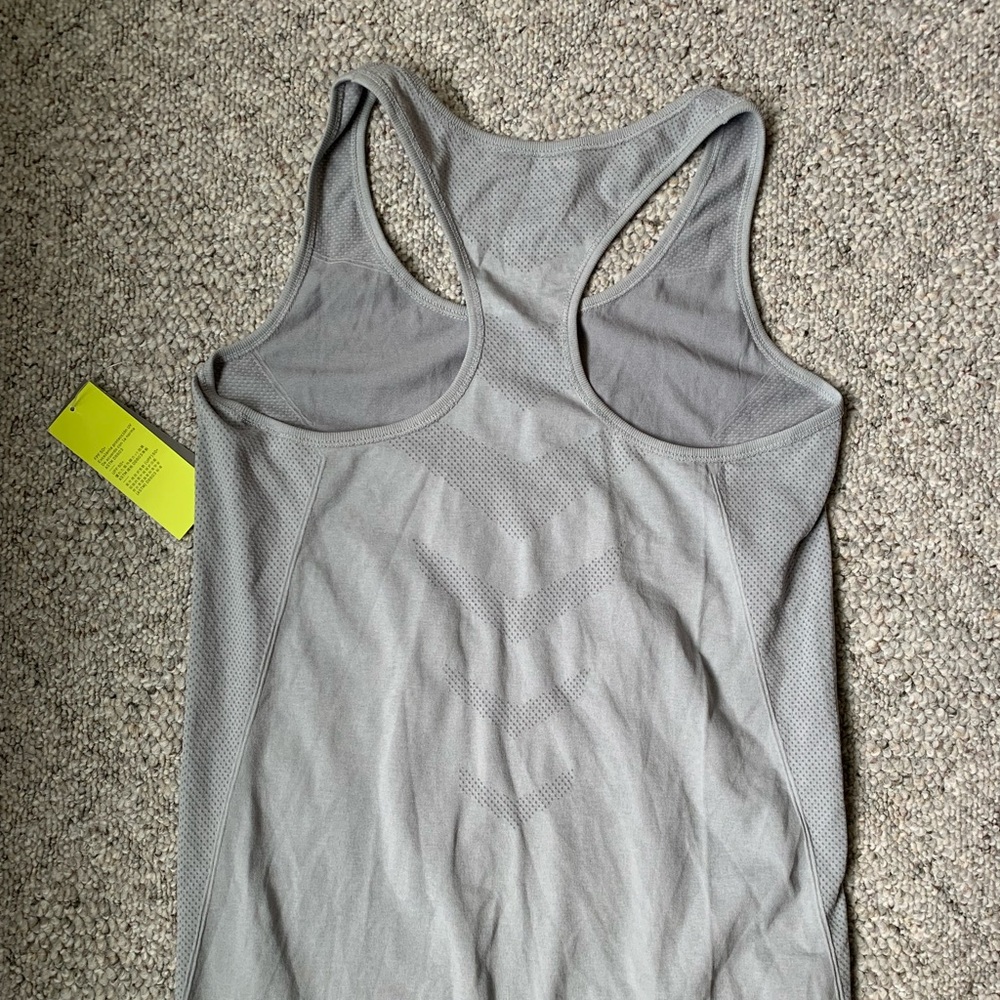 Workout top - Picture 2 of 3